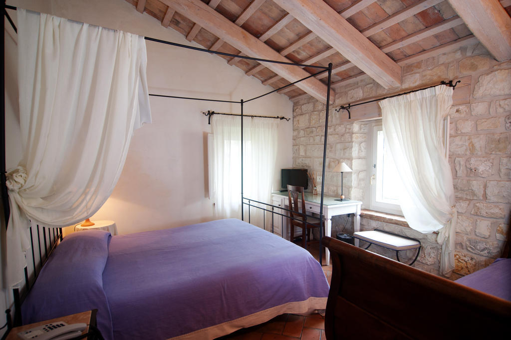 Valcastagno Relais & Residence Sirolo Rum bild