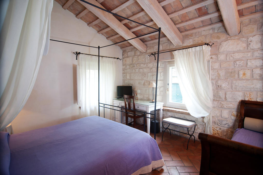 Valcastagno Relais & Residence Sirolo Rum bild