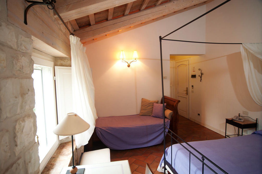 Valcastagno Relais & Residence Sirolo Rum bild