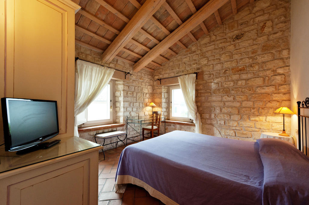 Valcastagno Relais & Residence Sirolo Rum bild